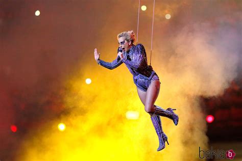 Lady Gaga Cantando Suspendida En El Aire Durante Su Actuaci N En La