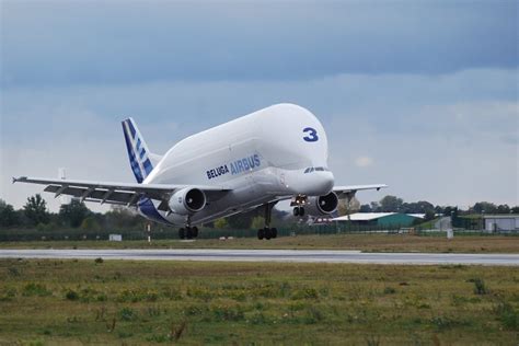 Die Beluga 3 (A300-600ST) kurz vor dem aufsetzen in Hamburg ...