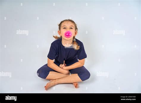 Fille Gonfle La Gomme Banque De Photographies Et Dimages à Haute