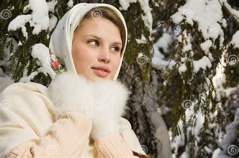 Russisches Schönes Mädchen Im Winterwald Stockfoto Bild Von Völker Attraktiv 35176470