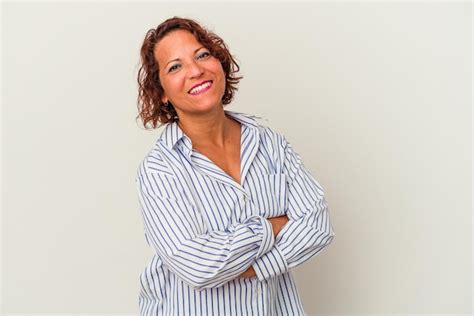 Mujer Latina De Mediana Edad Aislada Sobre Fondo Blanco Que Se Siente Segura Cruzando Los