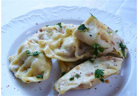 Pierogi z kaszą gryczaną pieczarkami i serkiem wiejskim