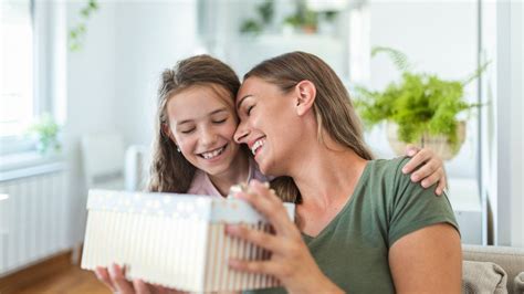 100 лучших идей, что подарить дочке на 8 Марта 2025: подборка недорогих ...