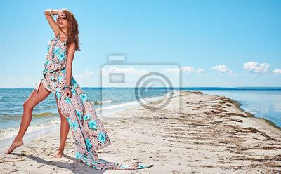 Piękny model bikini stwarzających na tle zachodzącego słońca Fototapeta Fototapety ocean fala