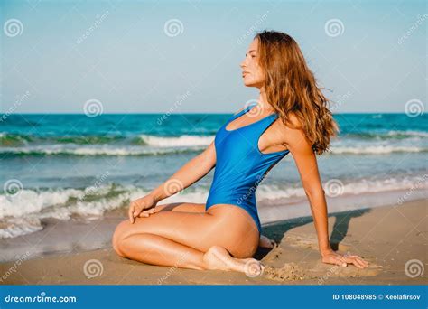 Mujer En El Bikini Azul Que Se Relaja En La Playa Tropical En Bali Imagen De Archivo Imagen De