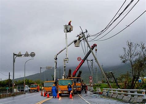 颱風小犬來襲 屏東滿州電桿倒整排、鐵皮屋掀開 中央通訊社 Line Today