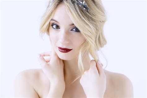 Maquillage portrait blond fond blanc maquillage modèle lumineux professionnel blonde sur fond