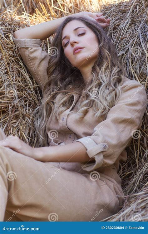 Une Jeune Femme Blonde En Combinaison Beige Dort Sur Les Rouleaux De Foin Photo Stock Image Du