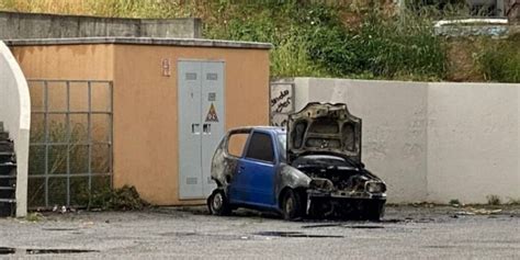 Corigliano Rossano L Ennesima Auto Incendiata A Fuoco Una Fiat500 Nei