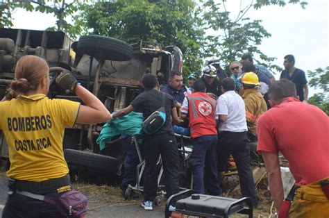 Chofer estuvo prensado casi dos horas tras vuelco de camión sin frenos