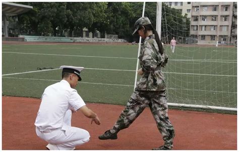 女大学生们，军训很美好，但千万小心某些“教官”军训教官谈恋爱新浪新闻