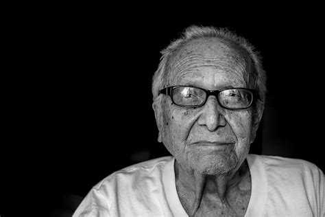 fotografía en escala de grises hombre vistiendo camisa los anteojos