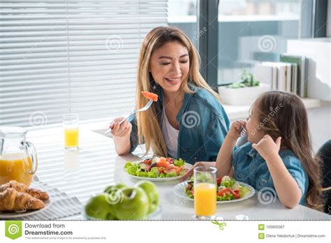 Familia Feliz Que Desayuna Sano En Casa Imagen De Archivo Imagen De