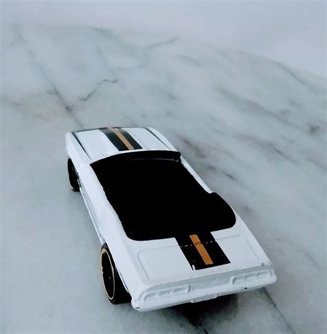 Miniatura metal hot wheels 2006 camaro conversivel branco 1 64 usado Taffy Shop Brechó de