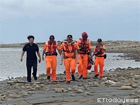 25歲長髮女倒臥高美濕地！海巡搜尋3hrs暖心揹負搶命畫面曝 Ettoday社會新聞 Ettoday新聞雲