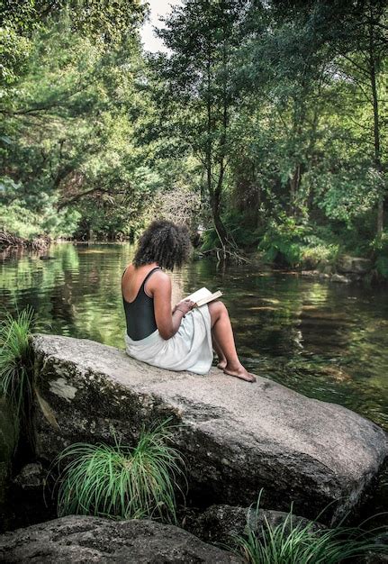 Hermosa Joven En El Bosque Leyendo Un Libro En Un Relajante Paisaje