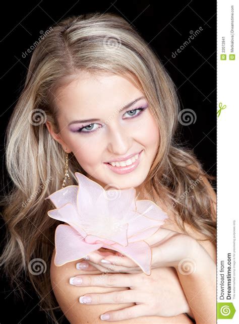 Belle Fille Blonde Avec La Grande Fleur Rose Dans Des Mains Image Stock Image Du Soin Assez