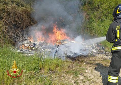 Brucia Una Roulotte In Zona Belforte L Incendio Domato Dai Vigili Del