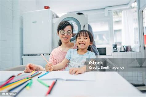 엄마와 딸이 함께 색칠 가정 생활에 대한 스톡 사진 및 기타 이미지 가정 생활 가족 귀여운 Istock