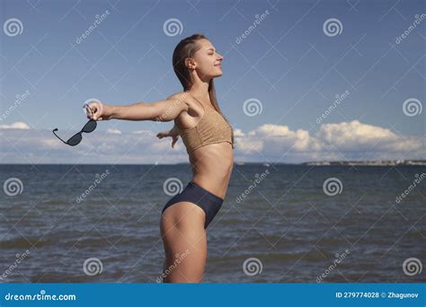 Bella Mujer En Bikini En La Playa Foto De Archivo Imagen De Oc Ano