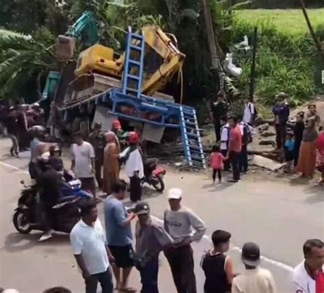 Diduga Rem Blong Truk Pengangkut Alat Berat Sebabkan Kecelakaan