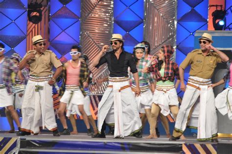 SRK performing lungi dance with Mumbai Police cops at UMANG 2014 event ...