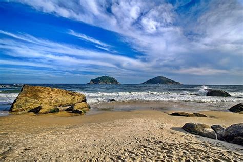 Conheça as oito praias oficiais de nudismo no Brasil