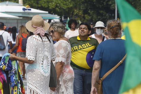 Cariocas Enchem As Praias E Desrespeitam Medidas Restritivas Da