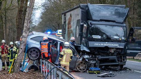 Auto St T Mit Lkw Zusammen Fahrer Eingeklemmt Und Schwer Verletzt