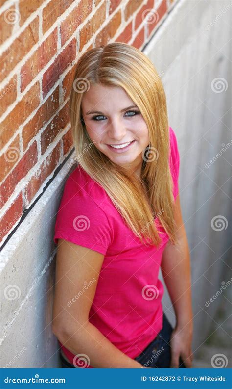 Fille Blonde De L Adolescence Heureuse Photo Stock Image Du Caucasien