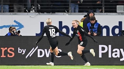 Laura Freigang Trifft Für Eintracht Frankfurt Gegen Fc Barcelona Im Großen Stadion Einfach