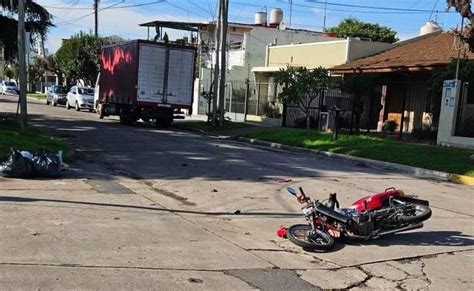 Motociclista fue hospitalizado tras chocar contra un camión Info Quilmes