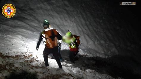 Bloccati Dal Buio In Un Canale Di Neve Ghiacciata Soccorsi Madre E