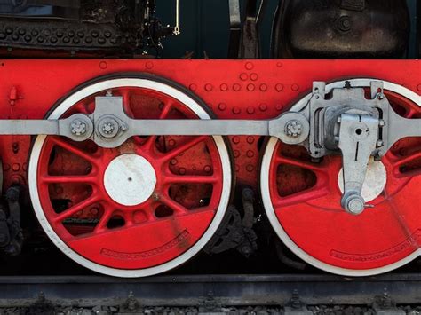 Dos Grandes Ruedas De Metal Rojo De Un Viejo Tren Foto Premium