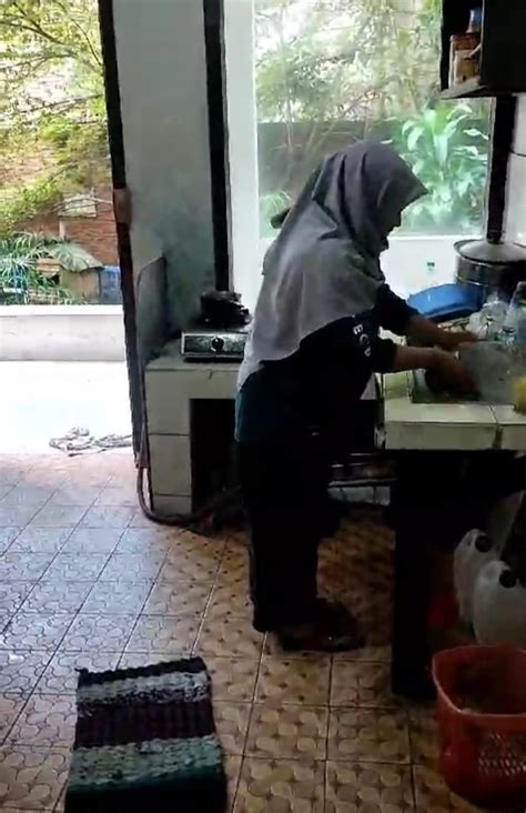 Jumat Bersih Bangun Kesadaran Menjaga Lingkungan Di Kantor Kelurahan