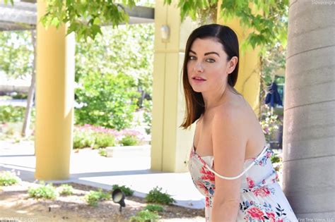 Naakte Vrouwen Een Milf Gaat Buiten Naakt En Meer Knappe Moeders