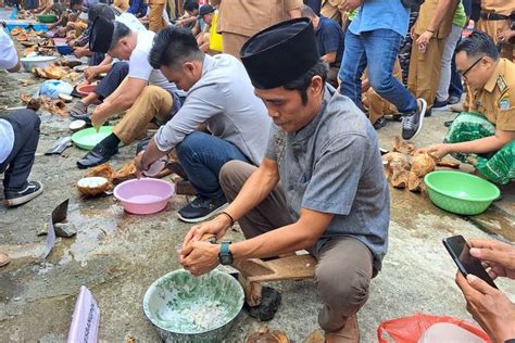 Foto Pemda Seluma Bengkulu Hidupkan Kembali Tradisi Parut Kelapa Kuno