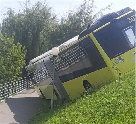 Un autobuz cu 30 de români a ieșit de pe șosea și s a răsturnat în