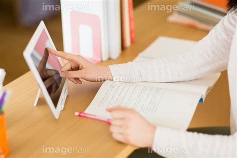 【タブレットpcを見て勉強をする女の子】の画像素材31471777 写真素材ならイメージナビ