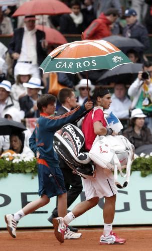 全仏オープン男子シングルス決勝、順延が決まりコートを去る第2シードのr・ナダル ― スポニチ Sponichi Annex スポーツ