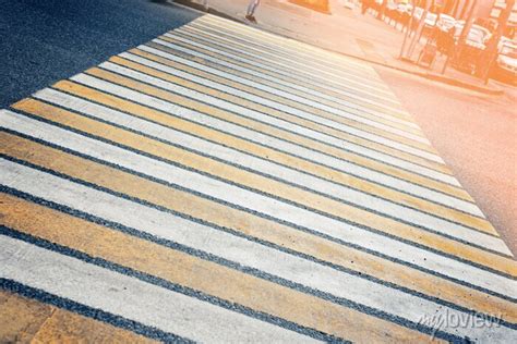 Linhas Brancas Amarelas Da Travessia De Pedestres Pela Estrada Cartazes