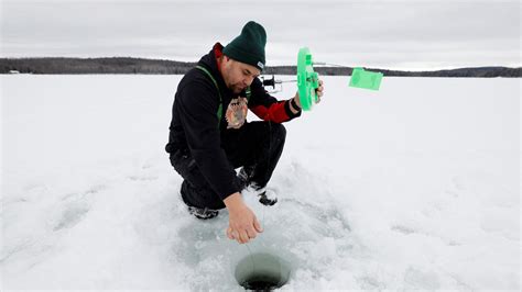 La pesca sobre hielo una tradición indígena de Canadá que se ve