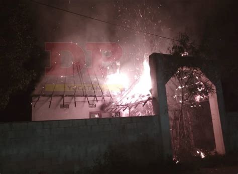 Arde En Llamas Y Queda Destruida Una Casita De Guano Y Madera