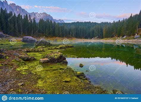 Lago Carezza Lago Lago Lago Di Carezza Karersee Con Monte Latemar