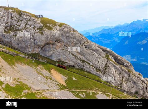 Tren Cremallera Subiendo Hasta La Cima Del Monte Pilatus En El Cantón De Lucerna Suiza El Tren