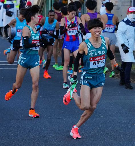 ＜第99回箱根駅伝・往路 鶴見中継所＞1区・目片（左）からたすきを受け取り、走り出す青学大の2区・近藤（撮影・木村 揚輔） ― スポニチ