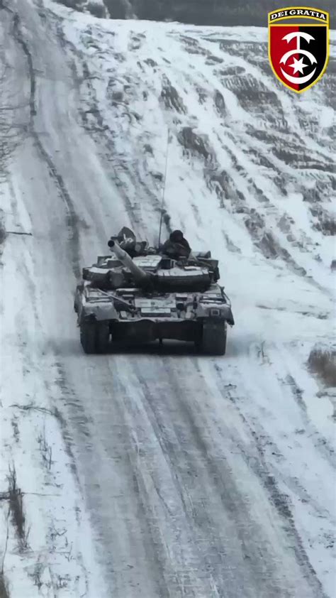 23 2 8 烏軍第30機械旅的t 72戰車，在無人機偵查和定位俄軍位置後開始廝殺，這是典型的watch And Kill模式，無人機扮演角色越來越重要