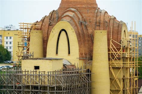 Construção da igreja a nova igreja ortodoxa sob os raios do sol poente