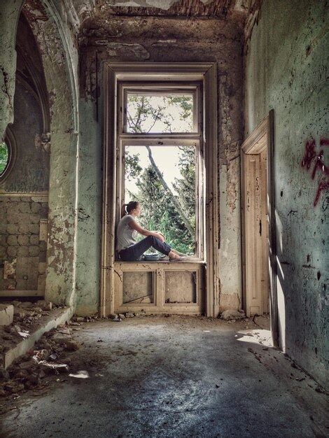 Mujer Sentada En Un Edificio Abandonado Foto Premium