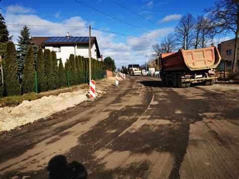 TIR y rozjeżdżają lokalne drogi w gminie Błaszki Radio Łódź